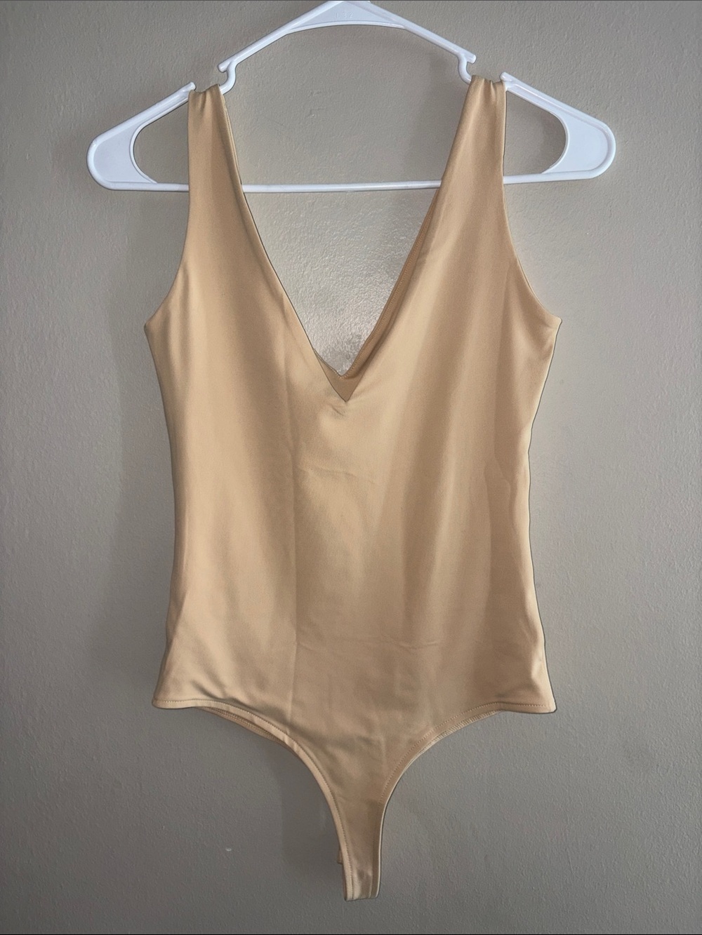 ReoRia -Neutral V-Neck Sleeveless Bodysuit